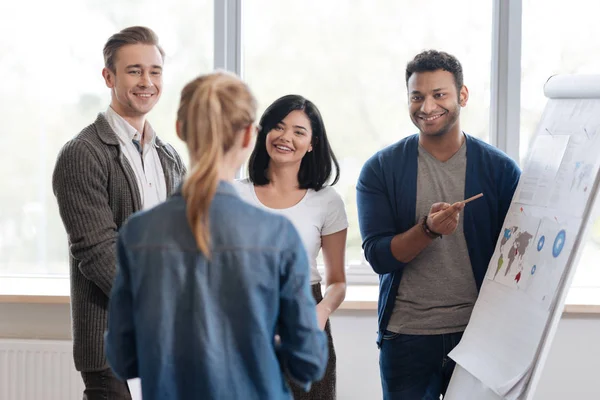 Gente gioiosa positiva che guarda il loro manager — Foto Stock