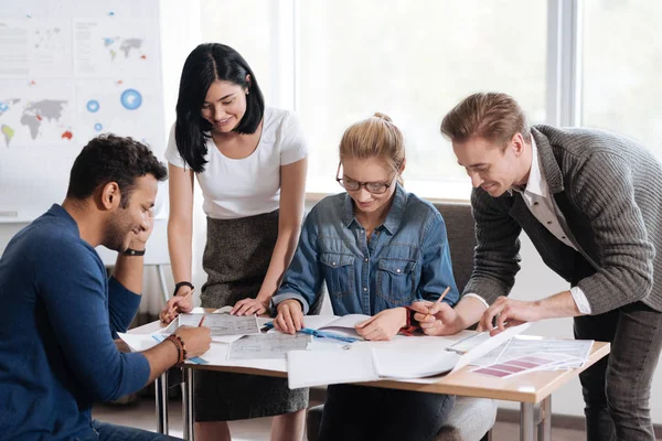 Positivi colleghi simpatici che lavorano insieme — Foto Stock