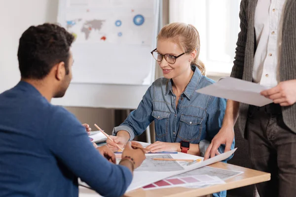 Agradable mujer inteligente que trabaja en la mesa — Foto de Stock