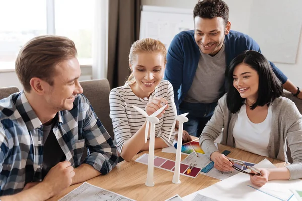 Blij aantrekkelijke vrouw die kijken naar de windmolens — Stockfoto