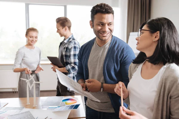 Un bell'uomo positivo che guarda il suo collega — Foto Stock