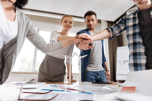 Felices colegas mostrando su unidad — Foto de Stock