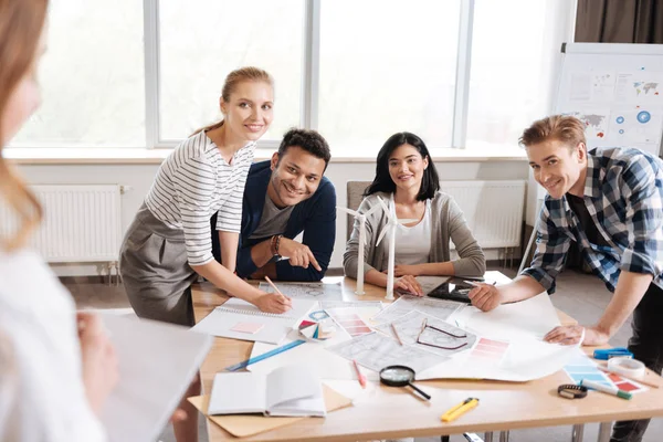 Colegas encantados mirando a su manager — Foto de Stock