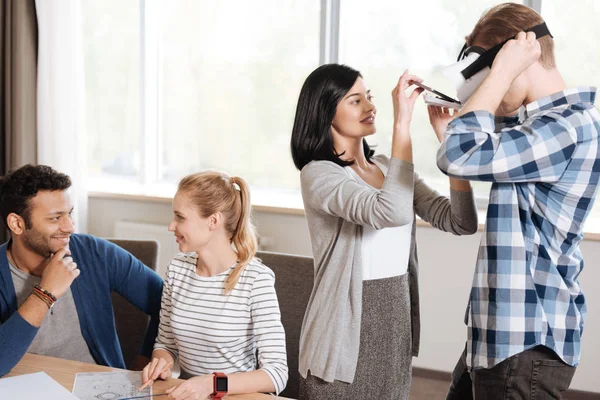 Mooie brunette vrouw helpt zijn collega — Stockfoto