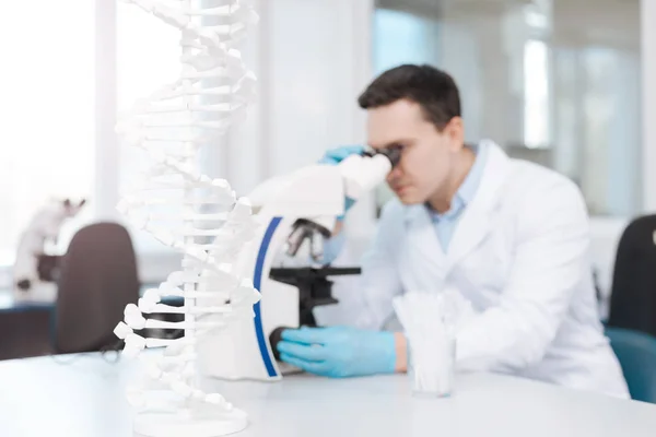 Сосредоточены на образце ДНК, показывающем работу в лаборатории — стоковое фото
