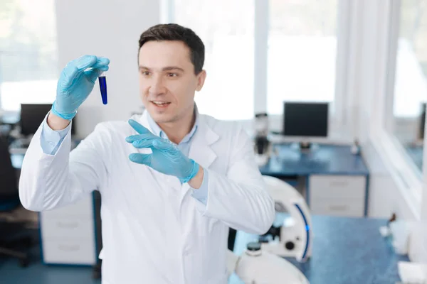 Reagente positivo do teste do trabalhador médico — Fotografia de Stock