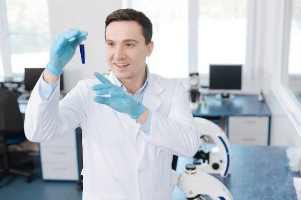 Bonito homem que trabalha no laboratório — Fotografia de Stock