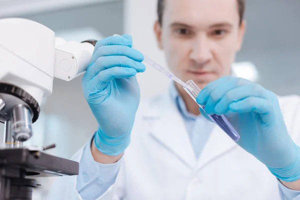 Close up van mannelijke handen terwijl geneeskunde druppelaar — Stockfoto