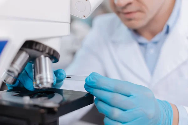 Cientista atento olhando para ocular — Fotografia de Stock