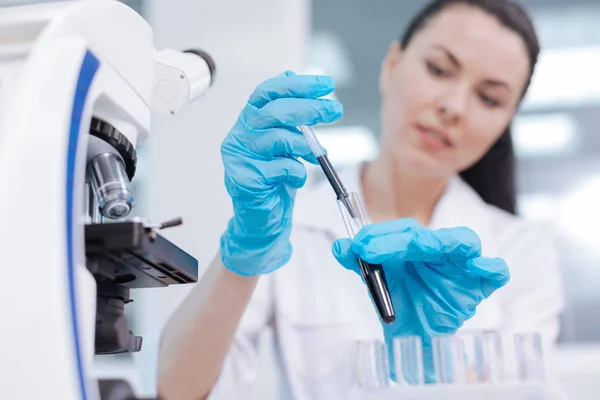 Scienziato molto attento che lavora al laboratorio — Foto Stock