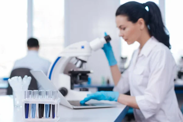 Medico praticante guardando il suo computer portatile — Foto Stock