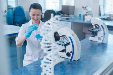 Modern laboratuvarda çalışan olumlu memnun araştırmacı