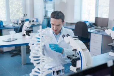 Ciddi Uygulayıcı deney yapıyor laboratuarda