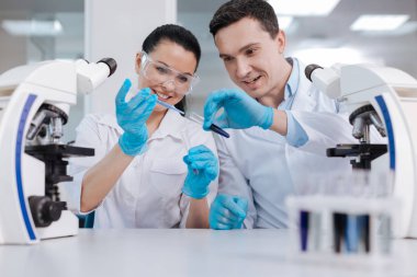 Mavi reaktif alarak memnun kadın araştırmacı