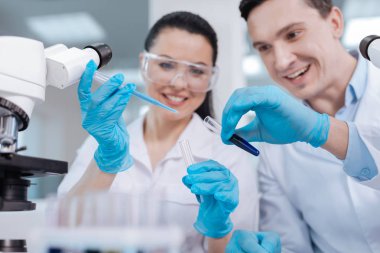 Yakışıklı bilim adamı deney yaparken pozitif ifade