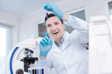 Yüzünde gülümseme tutmak çok mutlu erkek kişi