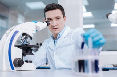 Ciddi araştırmacı seçerek test cam