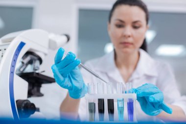 Ön plan üzerinde dururken test tüpleri ile kümesinin yakın çekim