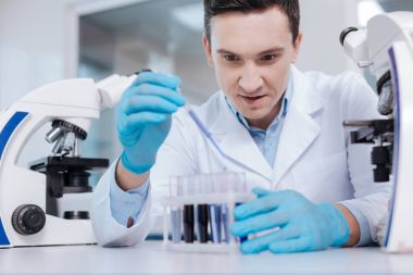 Gizemli bilim adamı reaktif sınav yapıyor