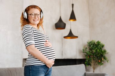 Gülümseyen bebek carpma ile poz preggy kadın