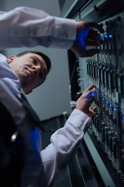 Onun bu işle ciddi zor çalışma programcı
