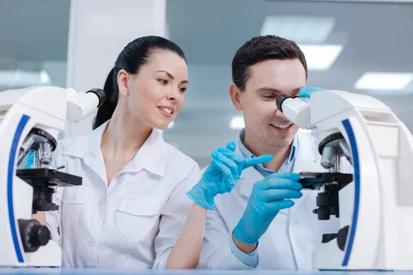 Aantrekkelijke vrouwelijke beoefenaar wijzen op objectief — Stockfoto