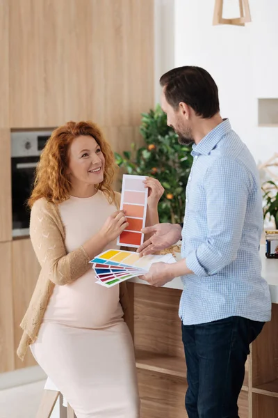 Marido e esposa escolhendo cores para o berçário — Fotografia de Stock