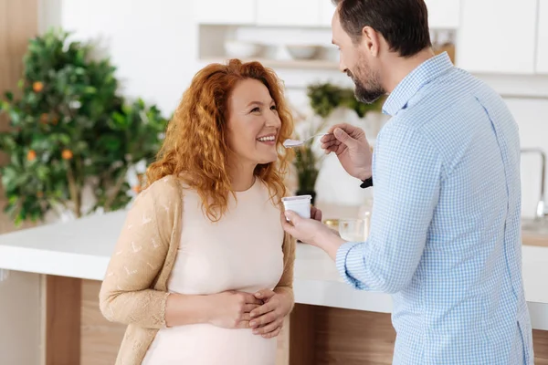 Man tar hand om fullgångna gravida fru — Stockfoto