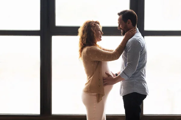 Pareja casada abrazando sobre ventana fondo — Foto de Stock