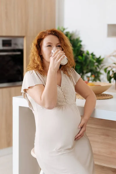 Redhead budoucí matka konzumní mléko — Stock fotografie