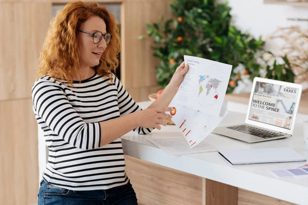 Schwangere Geschäftsfrau arbeitet in der Küche — Stockfoto