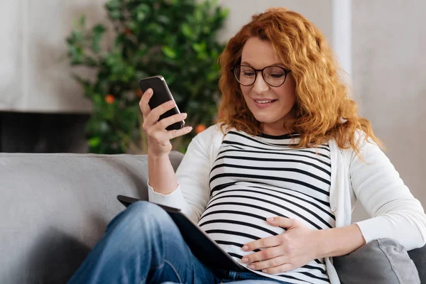 Рыжая беременная женщина в интернете — стоковое фото