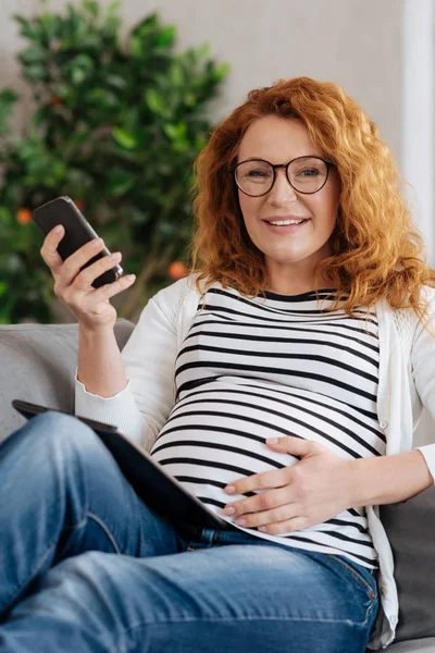 Glückliche werdende Mutter surft im Netz — Stockfoto