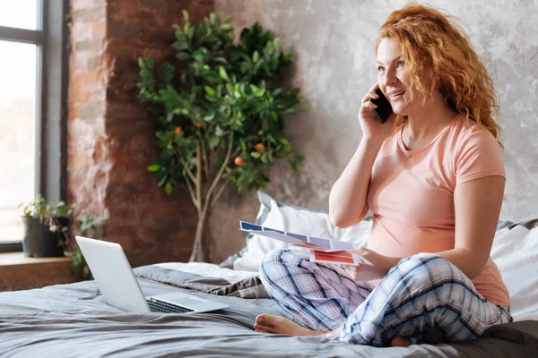 Vacker mor pratar telefon — Stockfoto