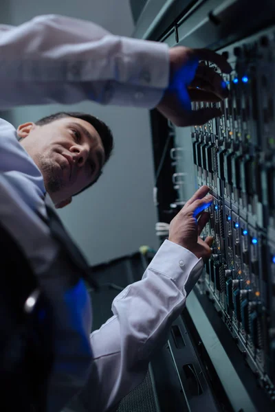 Programmeur sérieux travaillant dur faisant son travail — Photo