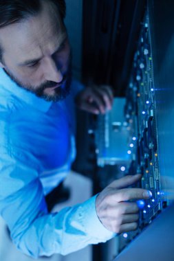 Ayarları kontrol güzel profesyonel teknisyen