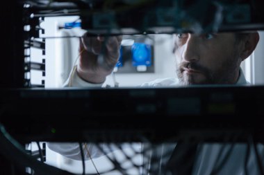 Profesyonel sistem yöneticisi Internet kablolar ile çalışma