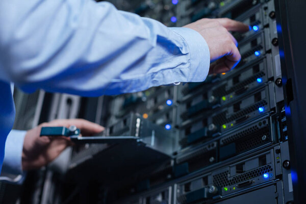 Выборочный фокус мужской руки, нажимающей на кнопку
