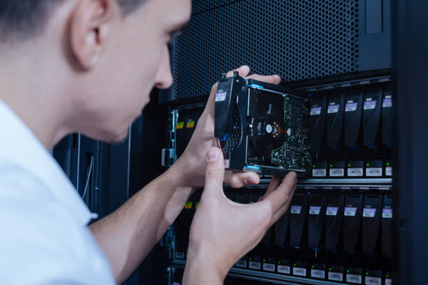 Современный жесткий диск используется для хранения данных
