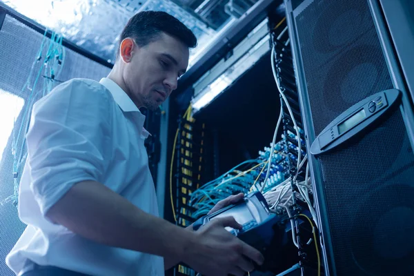 Красивый серьезный инженер работает в серверной сети — стоковое фото