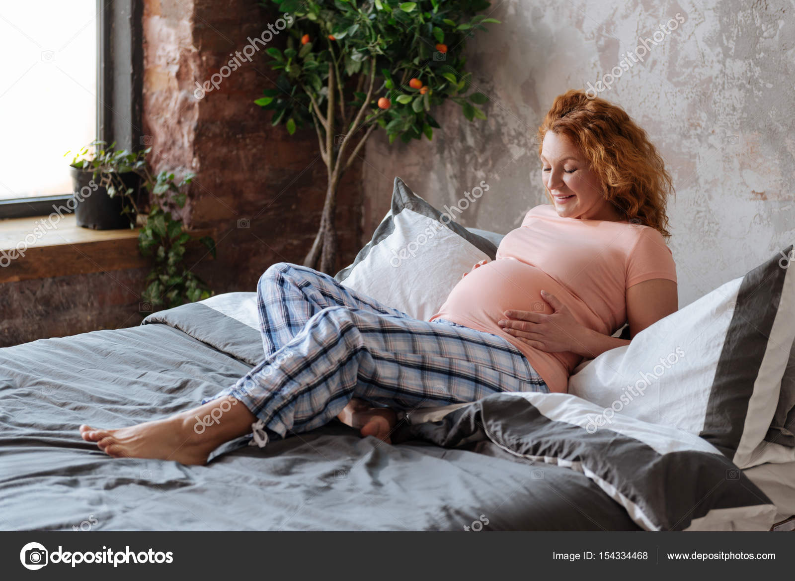 mature mom in bed Mature granny porn sex