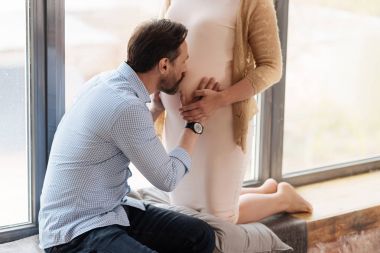 Hanımları hamile karnına öpüşme düşünceli biri yakın çekim