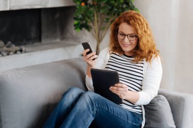 Tablet üzerinde çalışan güzel müstakbel anne