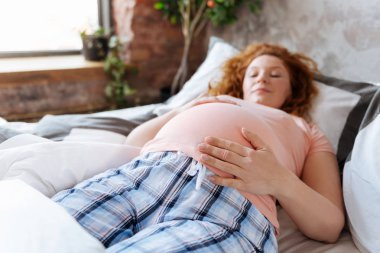 Kadınlar yatakta enerji geri yükleme bekliyor