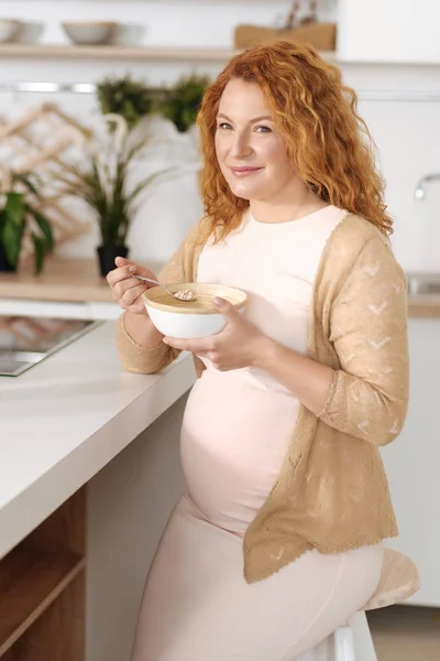 お粥を食べる美しい完全な言葉の妊娠中の女性 — ストック写真