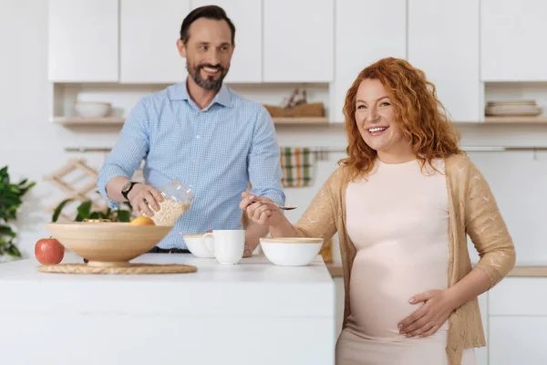 Casal alegre tomando café da manhã em casa — Fotografia de Stock