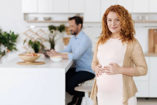 Å posere med mann som jobber med bakgrunn – stockfoto