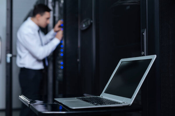 Выборочный фокус ноутбука, лежащего на столе
