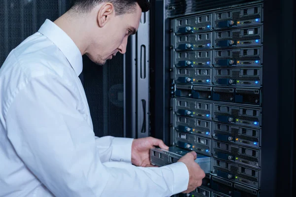 Serious professional technician holding a blade server — Stock Photo, Image