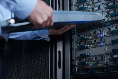 Seçici odak bir raf tipi sunucu